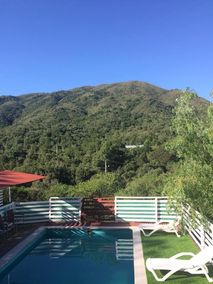 Piscina exterior de las cabañas frente a los cerros de Colliguay